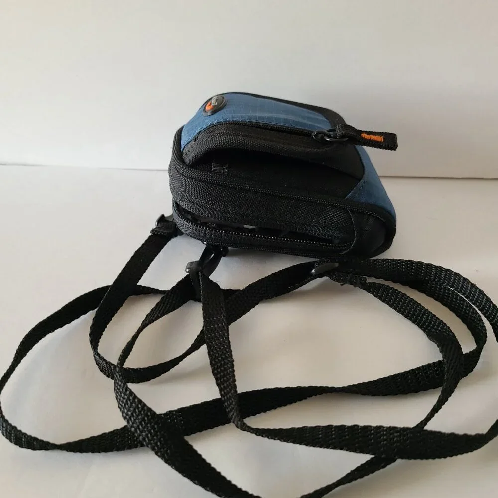 LOWEPRO RIDGE 10- DIGITAL CAMERA CASE ARTIC BLUE/BLACK WITH STRAP